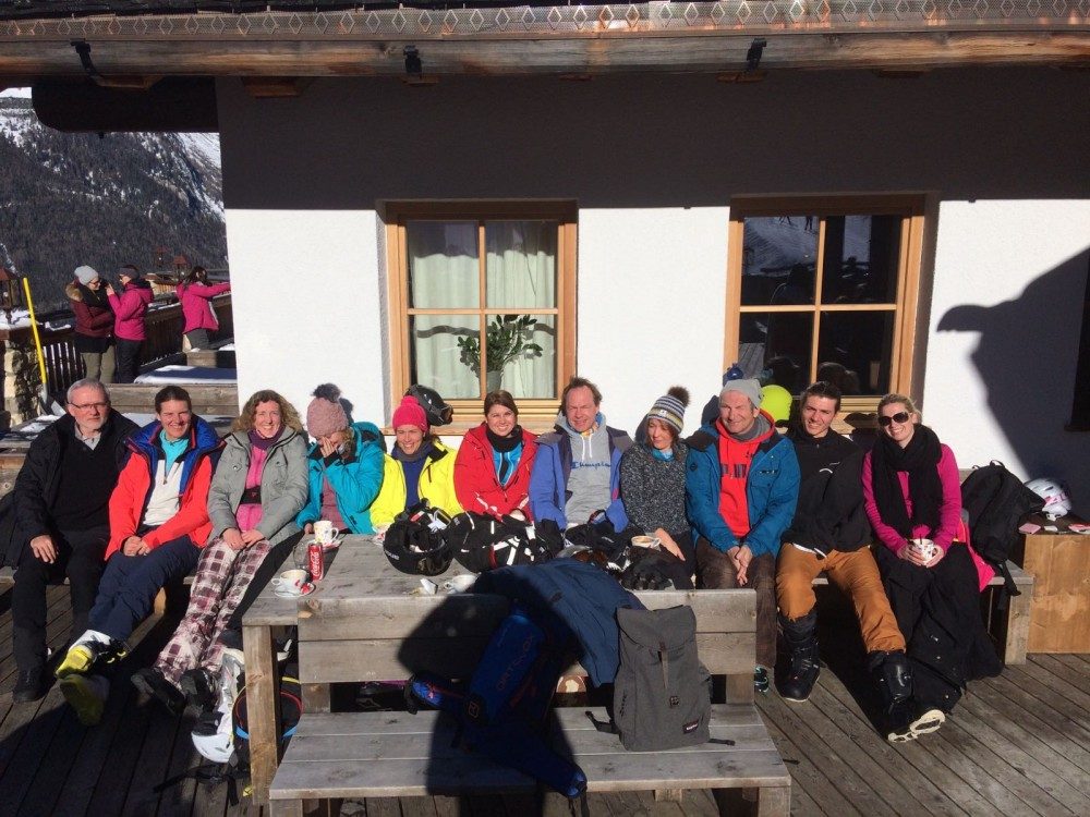 Die Skilehrer: Kolleginnen und Kollegen, eine Praxissemesterstudierende sowie ehemalige Schüler.